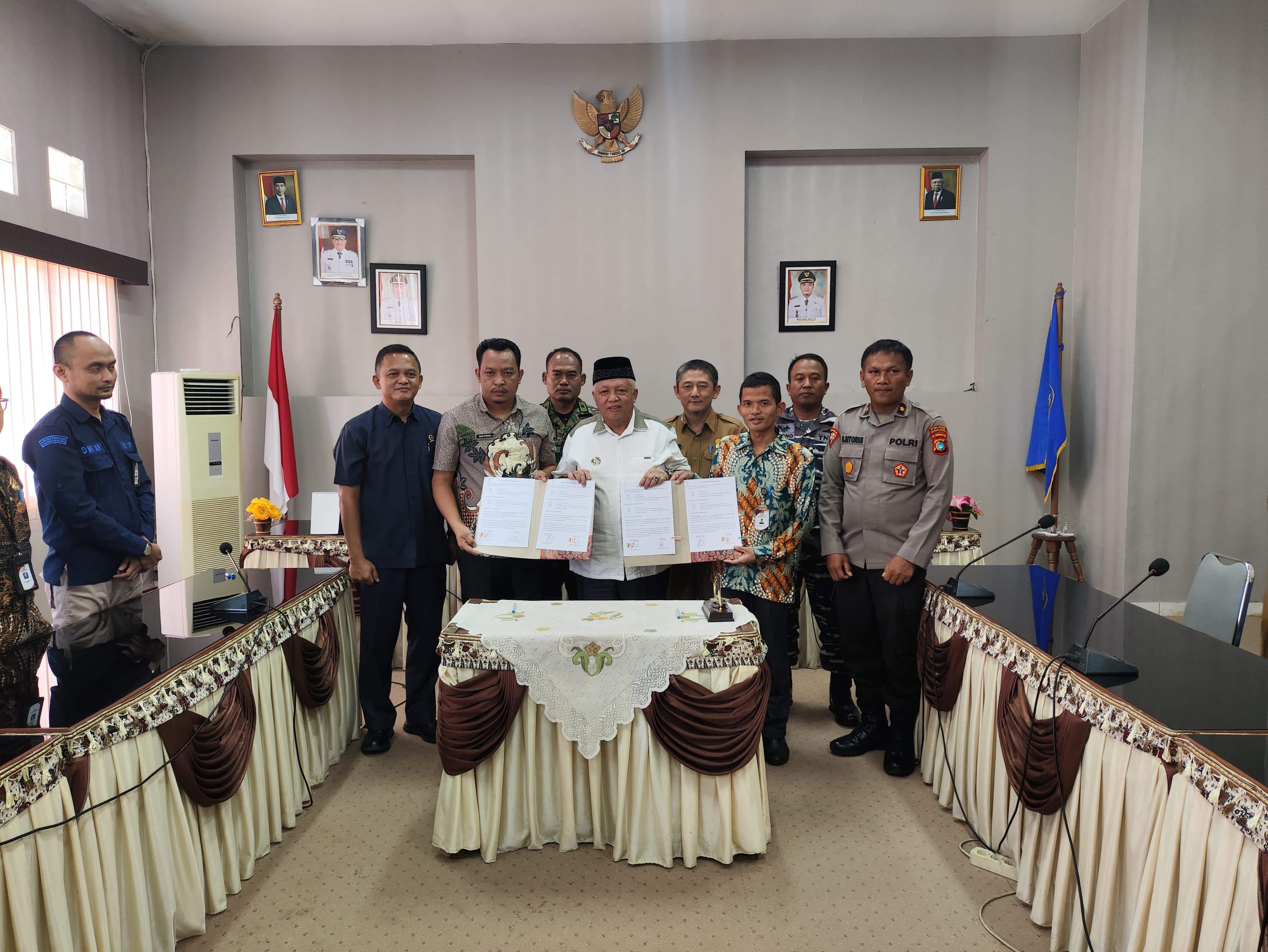 PEMKAB BANGKA BARAT TANDATANGANI BA SERAH TERIMA UANG KEPADA KPU DAN BAWASLU BANGKA BARAT